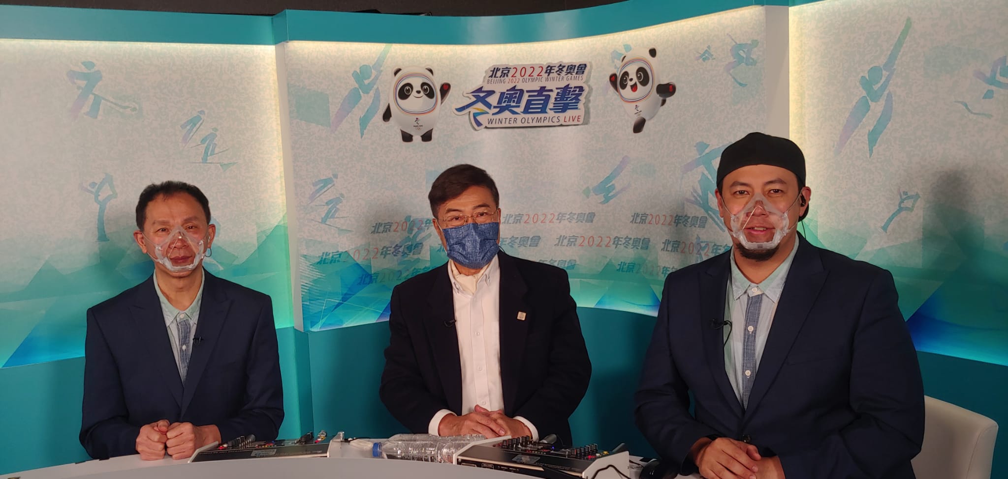 中國香港冰壺協會秘書長於香港電台32台評述冰壺混雙賽事